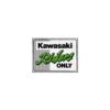 Kép 1/2 - Kawasaki "Riders Only" hűtőmágnes "Logo" 6 x 8 cm