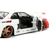 Kép 6/10 - Street Fighter Ryu & 2002 Nissan Skyline GT-R R34 szett fehér modellautó 1:24
