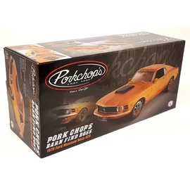 1970 Ford Mustang Boss 429 & trailer "Pork Chop's Barn Find Boss narancssárga/saras verzió modellautó 1:18